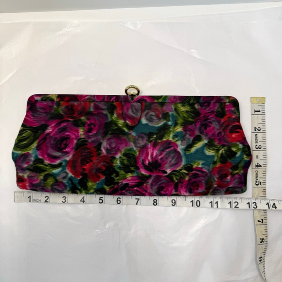 Vintage 60s Clutch Floral Fabric
Lined Gold Tone Clasp. Rectangular Medium - Picture 8 of 8